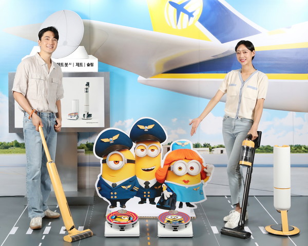 ▲ 삼성전자 모델이 서울 강남구에 위치한 메가박스 코엑스점에서 운영 중인 포토존에서 특별 패키지를 소개하고 있는 모습