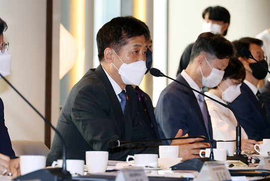 ▲ 김주현 금융위원장이 19일 오전 열린 제1차 금융규제혁신회의에 참석해 모두 발언을 하고 있다.