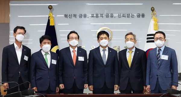 ▲(왼쪽부터) 배부열 농협금융지주 부사장, 함영주 하나금융지주 회장, 손태승 우리금융지주 회장, 김주현 금융위원장, 윤종규 KB금융지주 회장, 조용병 신한금융지주 회장