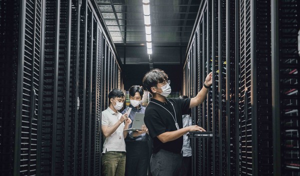 ▲SK텔레콤 연구원들이 대전 SK둔산사옥에서 베어메탈 기반 클라우드 네이티브 방식 코어망을 점검하고 있는 모습.