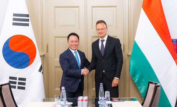 최윤호 삼성SDI 대표(왼쪽), 페테르 씨야르토 헝가리 외교부 장관