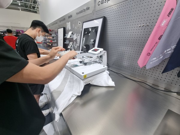 ▲ 고객이 직접 커스텀한 열전사 티셔츠를 제작하고 있다