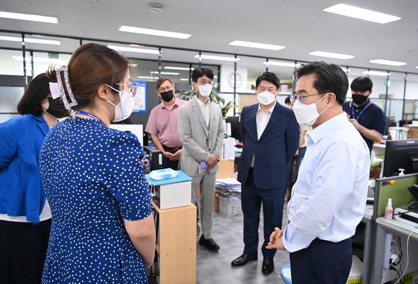 첫 출근한 북부청사에서 출산 예정 직원들을 격려하고 있는 김동연 경기도지사