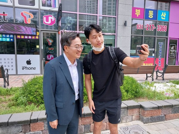 점심 식사하러 가는 길에 만난 청년과 함께 사진을 촬영하고 있는 김동연 경기도지사