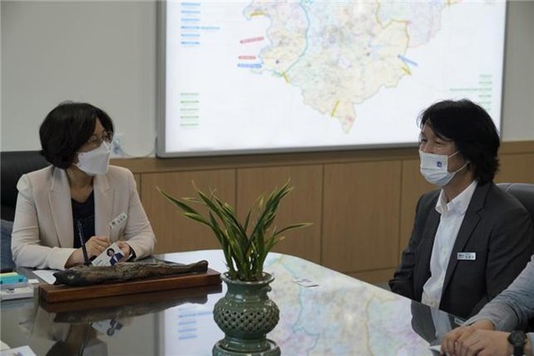 김보라 안성시장(왼쪽), 이창훈 경기도주식회사 대표