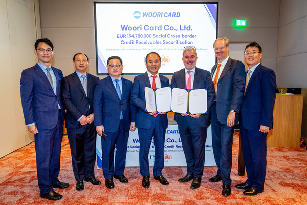 ▲이달 3일 네덜란드 ING은행 본점에서 우리카드 심상형 부사장(왼쪽 네번째), ING은행 게르티안반토호른 글로벌투자부문대표(왼쪽 다섯번째) 외 관계자들이 ABS발행 기념 사진을 촬영하고 있다.