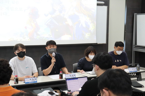 ▲이정현 기획 팀장, 김성용 개발 팀장, 권인경 마케팅 PM, 정원태 사업 PM이 기자들의 질문에 답하고 있다.