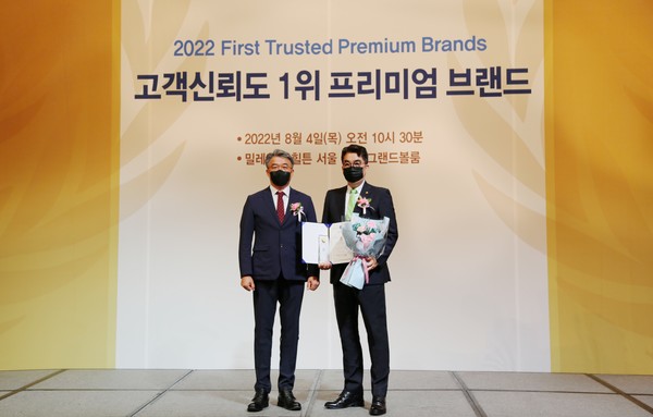 ▲ 오준오 보람그룹 대표이사(우)가 2022 고객신뢰도 1위 프리미엄 브랜드대상 시상식에서 기념촬영을 하는 모습