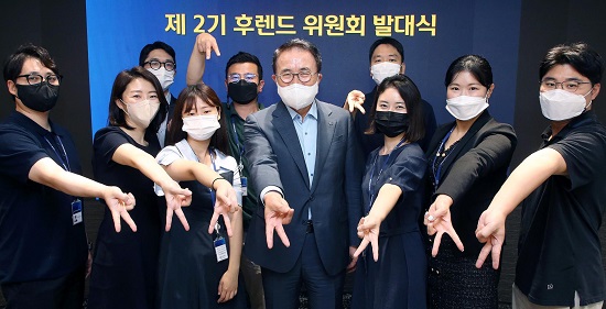 ▲ 조용병 신한금융지주 회장과 후렌드 위원회 2기로 선발된 직원들이 함께 기념촬영을 하고 있다.