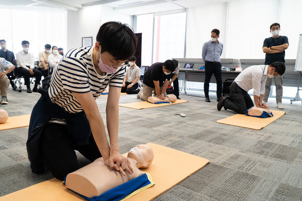 지난 3일 유진기업 임직원들이 서울 여의도 본사에서 열린 사내 교육활동 플랫폼인 ‘수요지식회’에서 심폐소생술 관련 실습을 진행하고 있다.