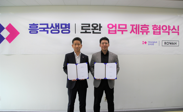 ▲흥국생명 손면정 상품업무실장(왼쪽)과 로완 한승현 대표(오른쪽)가 지난 1일, 서울 종로구 흥국생명 본사에서 치매 예방 프로그램 활용을 위한 업무 제휴 협약식을 진행한 후 기념 촬영을 하고 있다.