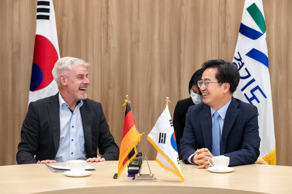 미하엘 라이펜슈툴 주한독일대사(왼쪽)와 김동연 경기도지사