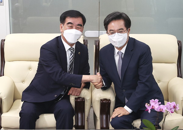 염종현 경기도의회 의장(왼쪽)과 김동연 경기도지사