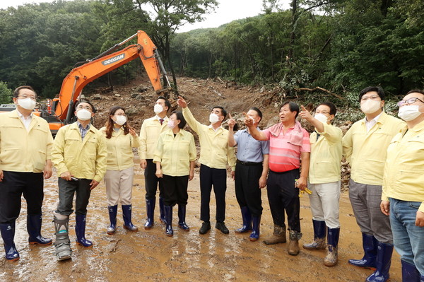광주 남한산성 산사태 현장을 긴급 방문해 신속한 예산집행 등 실효성 있는 대책을 주문하고 있는 염종현 의장(사진 가운데)