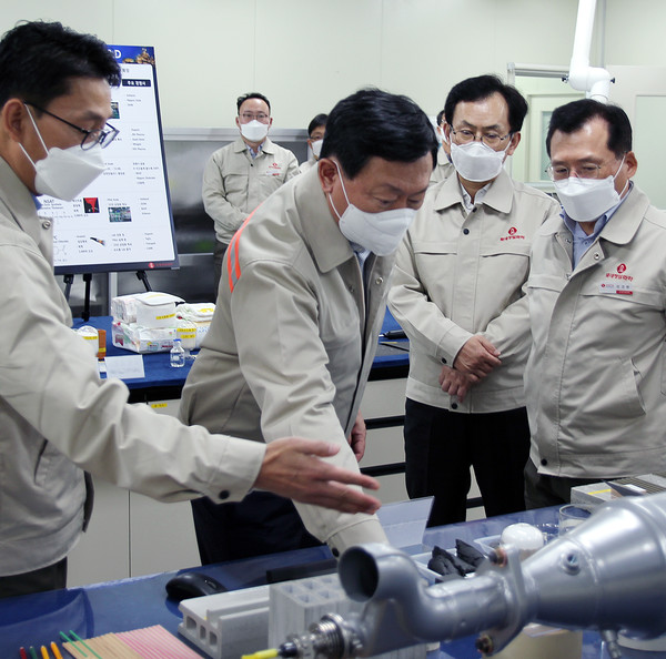 지난해 롯데정밀화학 울산공장을 찾은 신동빈 회장