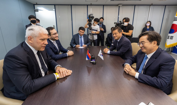 보리스 타디치 세르비아공화국 전 대통령(왼쪽)과 김동연 경기도지사