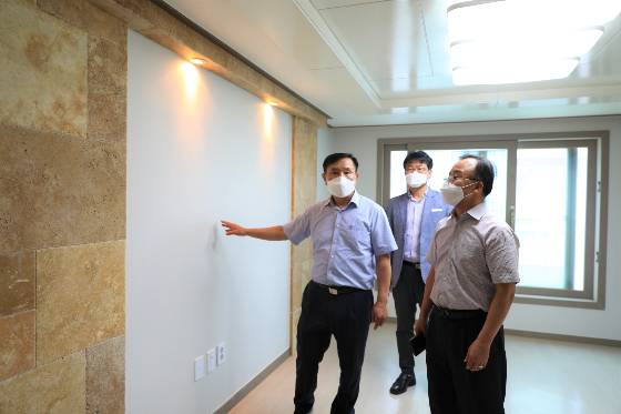 ▲하승호 LH 국민주거복지본부장(왼쪽 첫 번째)이 주택 상태를 점검하고 있다