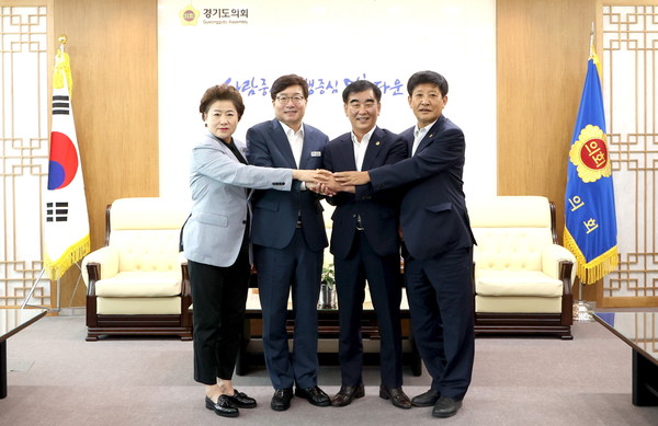 왼쪽부터 남경순 부의장, 염태영 경제부지사, 염종현 의장, 김판수 부의장