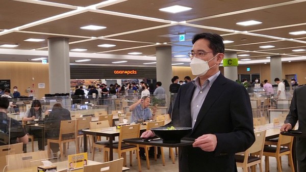 기흥 반도체R&D단지 기공식에 앞서 구내식당에서 식사를 하는 이재용 부회장