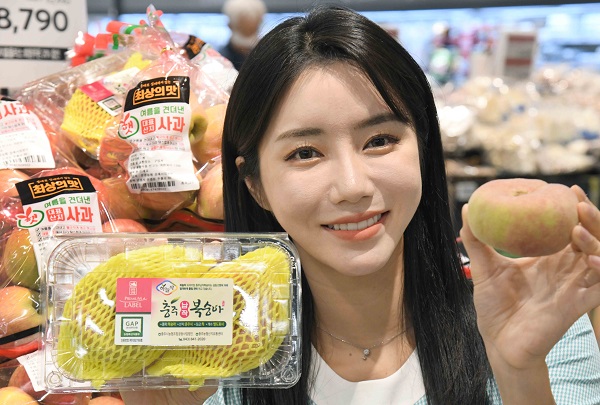▲홈플러스는 MZ세대 중심으로 열풍을 일으키며 ‘핵인싸 과일’로 떠오른 ‘납작복숭아’와 ‘햇 홍로사과’를 최적가에 선보인다고 21일 밝혔다.