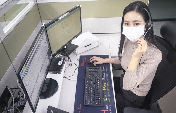 ▲SK텔레콤 고객센터 직원이 고객 상담을 진행하고 있다.