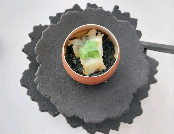 ▲'푼주' 김세진 오너 셰프가 개발한 계란찜과 깨진 계란을 표현한 전상근 전통공예작가의 그릇