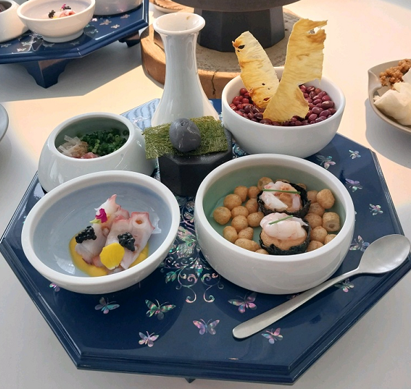 ▲푼주 시그니처 메뉴 '주병합 타파스' 김세진 오너셰프가 기획했다. 처음에는 네 개의 그릇이 술 병 모양으로 나왔다. 네 개로 분리할 수 있고 그 안에 음식이 담겨있다. 