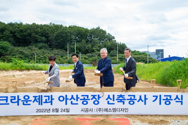 ▲24일 크라운제과 아산신공장 기공식에서 시삽을 하는 윤영달 크라운해태제과 회장(우측 두 번째), 윤석빈 크라운제과 대표이사(우측 첫 번째), 박경귀 아산 시장(우측 세 번째), 김희영 아산시의회 의장(우측 네 번째)