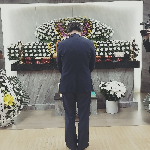 ▲지난 21일 복지사각지대에 놓여 질병과 생활고에 시달리다 세상을 떠난 ‘수원 세모녀’를 위해 마련된 빈소에 김동연 경기도지사가 조문하고 있다