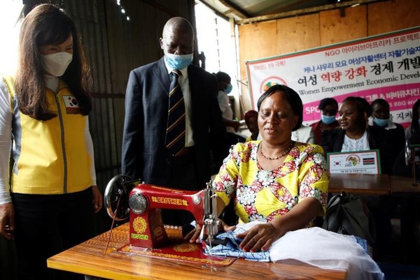 ▲BBQ가 케냐 나이로비 샤우리 모요 지역에 재봉틀을 지원했다