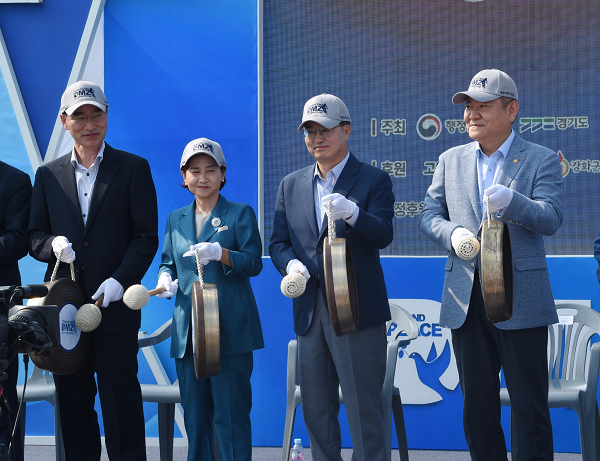 '2022년 DMZ 국제자전거대회' 개막식에 참석한 김동연 경기도지사(왼쪽에서 세 번째)