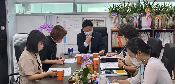 ▲26일 경기도의회 보건복지위원회 최종현 위원장은 경기도 보건건강국 건강증진과, 경기도광역치매센터 관계자들과 만나 '치매예방 시범 사업'을 보고 받고 논의했다(가운데 중앙 최종현 위원장)