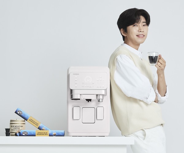 ▲얼음나오는 커피머신 '청호 에스프레카페'와 모델 임영웅