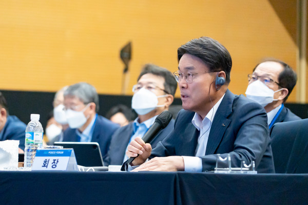 ▲포스코그룹 최정우 회장이 배리 아이켄그린 미 UC버클리 경제학과 교수와 “빅스텝 이후 세계경제 재구성과 기업의 대응과제”에 대해 영상 토론을 하고 있다.