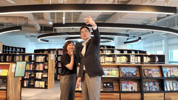 지난 30일 삼성SDS 잠실캠퍼스를 찾아 직원들과 소통 중인 이재용 삼성전자 부회장