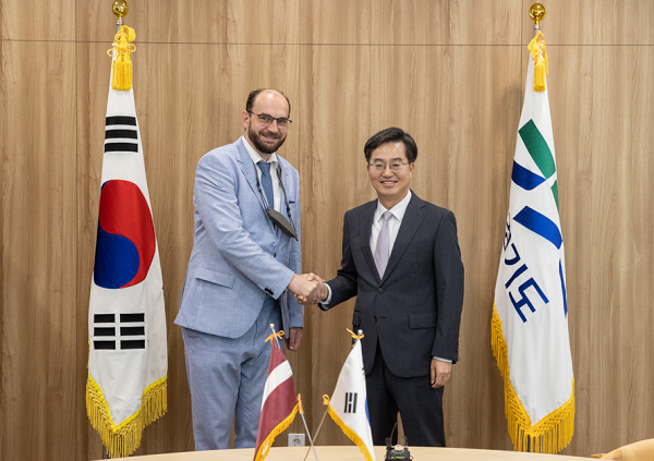 ▲ 31일 오후 경기도청에서 김동연 경기도지사-아리스 비간츠 라트비아 대사와 만나 교류협력 방안을 논의했다.