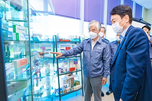 ▲ 권준학 NH농협은행장(사진 우측)이 강원도 원주시 소재 주식회사 비알팜을 방문해 김석순 비알팜 대표이사(사진 좌측)의 제품 설명을 듣고 있다.