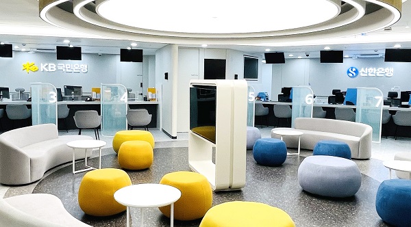 ▲ 국민은행-신한은행 공동점포 전경. 각 은행마다 창구 4개를 사용하고 있지만 하나의 점포 디자인으로 구성되어 있었다.