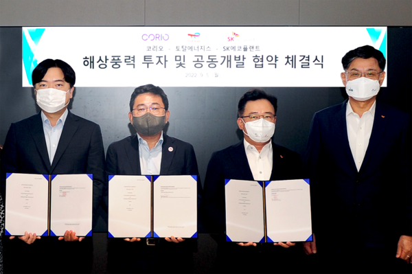 ▲ 박경일 SK에코플랜트 대표(왼쪽 세번째), 이왕재 SK에코플랜트 에코에너지BU 대표(왼쪽 네번째), 최우진 코리오 제너레이션 한국 대표(왼쪽 첫번째), 신정원 토탈에너지스 한국총괄대표(왼쪽 두번째)가 협약식을 마치고 기념촬영을 하고 있다.