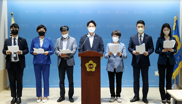 ▲6일 경기도의회 교섭단체 더불어민주당 대변인단은(대표의원 남종섭, 용인3)은 브리핑을 통해 윤석열 정부의 2023년 지역화폐 국비지원 예산 전액 삭감에 대해 심각한 유감을 표명했다.