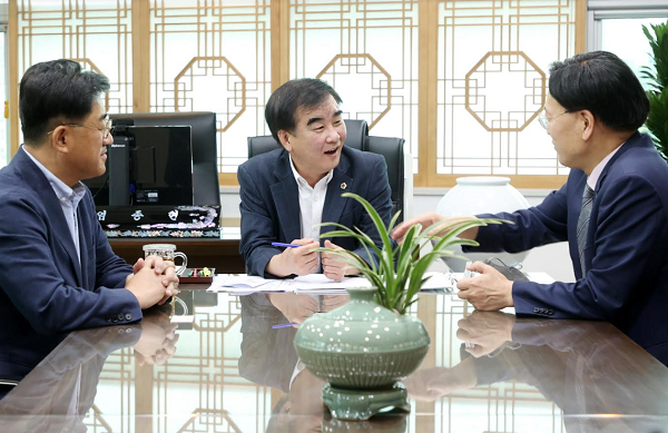 ▲(오른쪽 순으로) 이회수 경기교통공사 사장, 염종현 경기도의회 의장, 이기형 의원