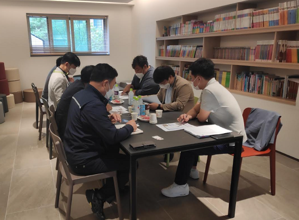 ▲지난 13일 유호준 경기도 의원은 이날 GH임대주택 현장점검을 마무리한 뒤 임대의와의 간담회를 진행했다.