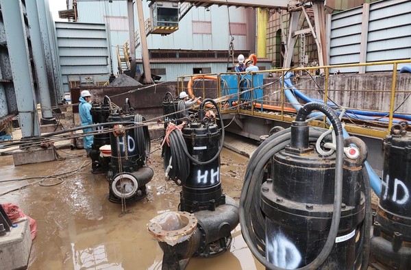 포항제철소 3후판공장에 현대중공업이 지원한 소방펌프를 긴급 투입할 준비를 하고 있다.