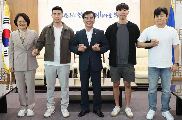 ▲14일 의장 접견실에서 염종현 경기도의회 의장(가운데)과 신미숙 도의원(맨 왼쪽)은 경기도에 거주하는 대학생 박건형 씨(28·화성), 대학원생 이영서 씨(29·하남), 법학전문대학원 진학을 준비 중인 정석훈 씨(28·화성)와 차담회를 가졌다.