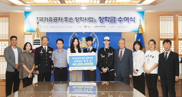 ▲(오른쪽에서 네 번째) 빙그레공익재단 정양모 이사장, (왼쪽에서 세 번째) 우종수 경찰청 차장