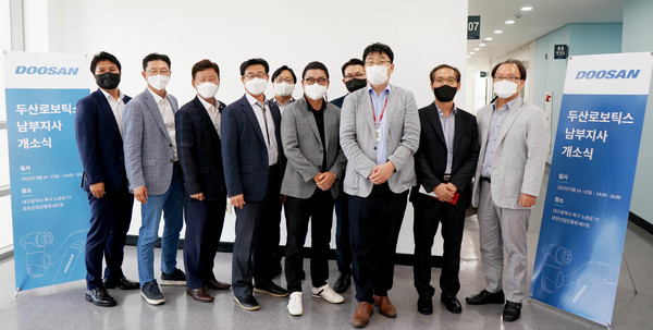 두산로보틱스 남부지사 오픈 기념식이 끝나고 두산로보틱스 류정훈 대표(앞줄 왼쪽 다섯째)가 대구 제3산업단지 관리공단 손강호 전무(앞줄 왼쪽 둘째), 대구기계부품연구원 송규호 원장(앞줄 왼쪽 셋째), 한국로봇산업진흥원 손웅희 원장(앞줄 왼쪽 넷째), 대구광역시 기계로봇과 정민규 과장(앞줄 왼쪽 여섯째) 등 참석자들과 기념사진을 촬영하고 있다.