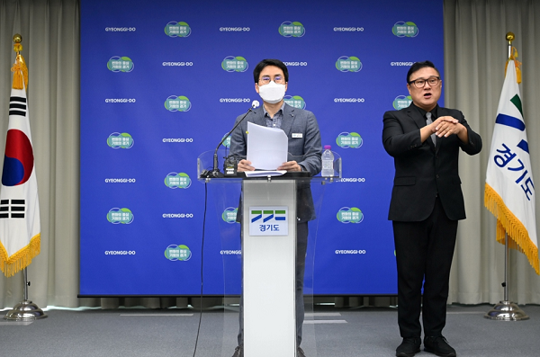 ▲박노극 경기도 교통국장은 15일 경기도청 북부청사에서 기자회견을 열어 ‘경기도 시내버스 안정화 종합대책’을 발표했다(사진=경기도청)