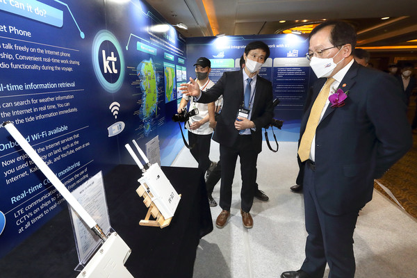 조승환 해양수산부 장관이 KT 부스에 방문해 해상재난안전통신 제공용 LTE-M에 대한 설명을 듣고 있다.
