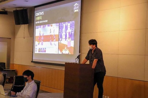 ▲이희수 총괄 팀장이 발표하고 있는 모습.