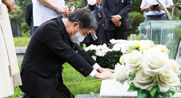 ▲김동연 경기도지사. 15일 경기 남양주시 마석모란공원에서 열린 '민주화운동 희생자 추모제 및 민주주의비전 경기도 선포식'에 참석해 추모하고 있다.